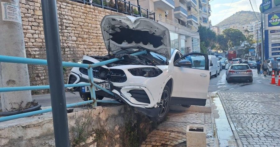 Sarand&euml;/ Humbi kontrollin e mjetit dhe u p&euml;rplas me barrierat