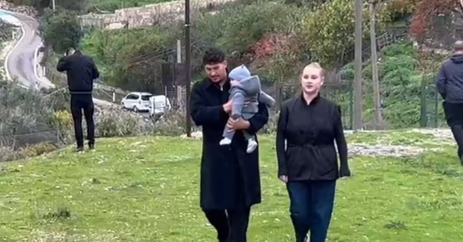 I shoqëruar nga bashkëshortja dhe fëmijën në krah/