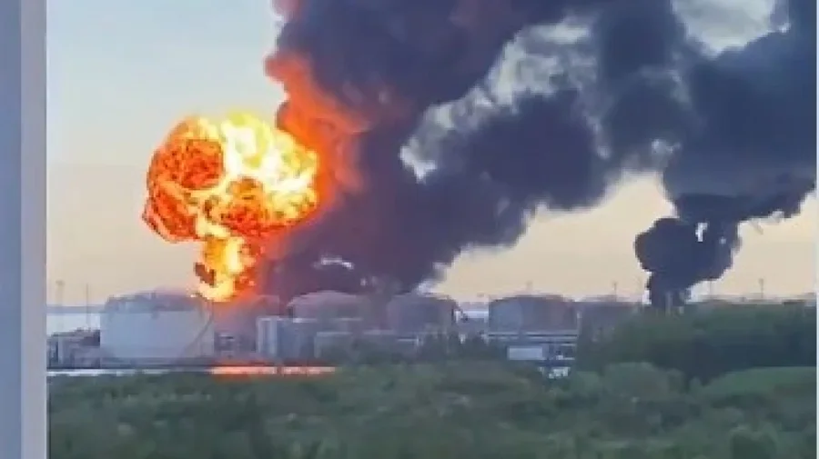 VIDEO/ Zjarr e tym n&euml; zon&euml;! Ushtria ukrainase godet terminalin e