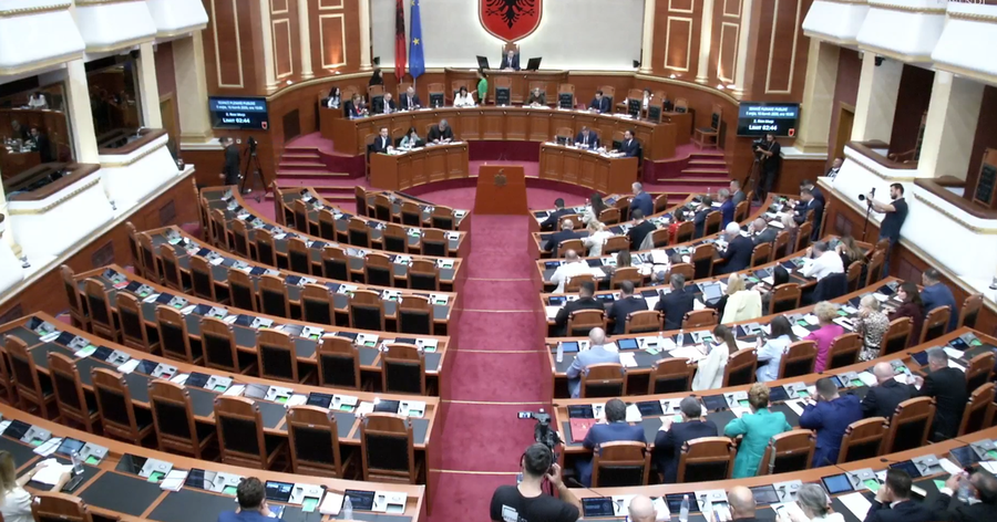 Sot Kuvend/ 'Blindohet' parlamenti me autobot&euml; dhe forca