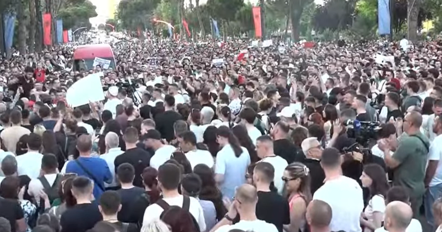 Protestuesit i b&euml;jn&euml; s&euml;rish thirrje kryeministrit Rama: Jep