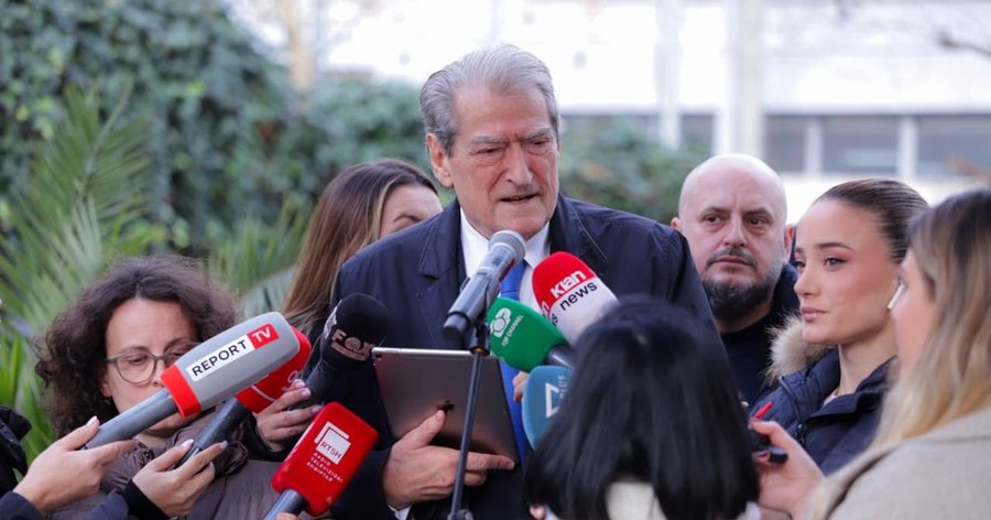 "Jan&euml; skllev&euml;r t&euml; regjimit dhe t&euml; Edi Ram&euml;s"/