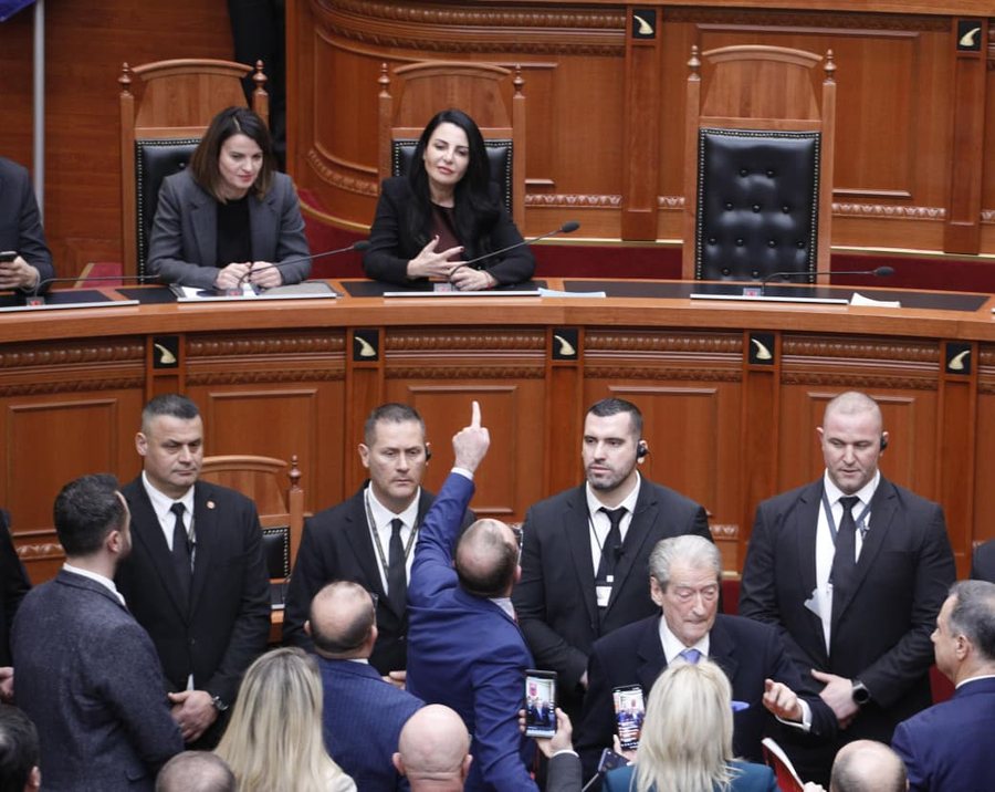 Prania e Ballukut n&euml; seanc&euml; &lsquo;ndez&rsquo; Kuvendin/ Bardhi: