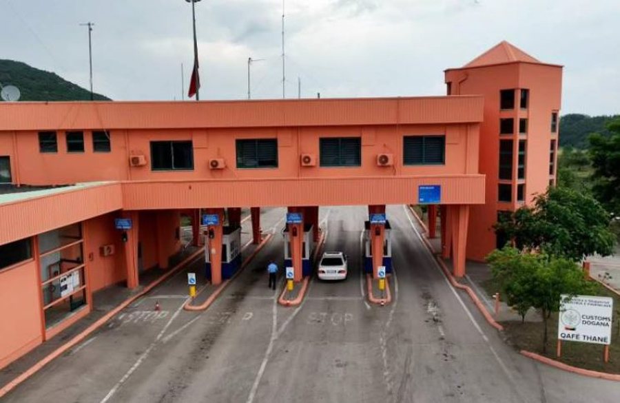 N&euml;nshkruhet marr&euml;veshja/ Nga korriku vet&euml;m nj&euml; ndales&euml;