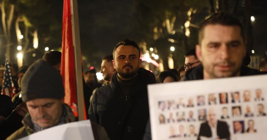 FOTO/ Deputeti i PD Besart Xhaferri i bashkohet protest&euml;s s&euml; Lapajt