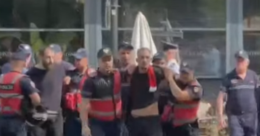 P&euml;rshkall&euml;zohet protesta para parlamentit, policia shoq&euml;ron