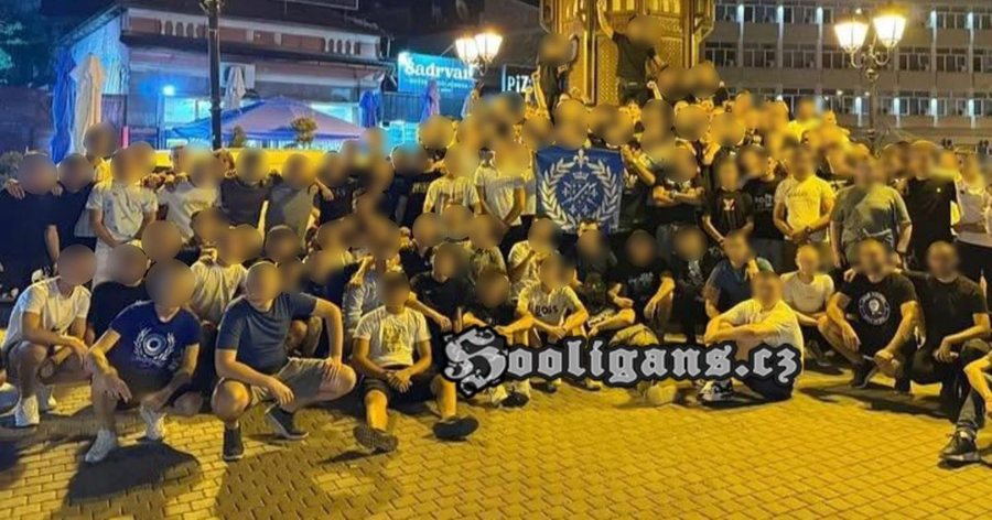Skandal në Serbi, tifozët polakë përleshen ashpër