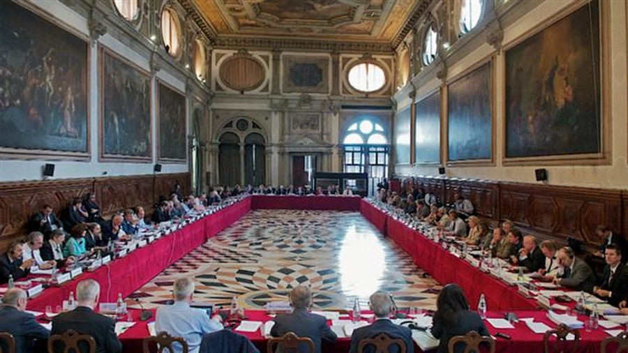 Ligji p&euml;r financimin e partive politike, Komisioni i Venecias publikon