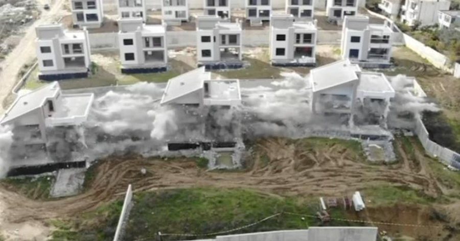 U bllokuan para pak ditësh, hidhen në erë me shpërthim