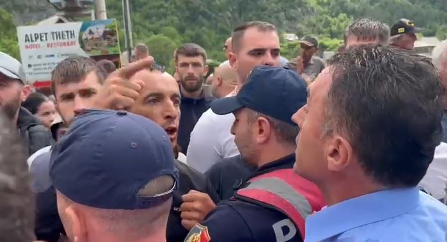Protestë në Theth, banorët bllokojnë urën e fshatit.