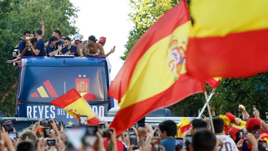 Kampion&euml;t e Bot&euml;s mb&euml;rrijn&euml; n&euml; Madrid, mbreti Felipe
