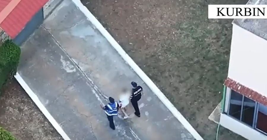 Dronët zbuluan drogën e kultivuar në oborrin e banesës,