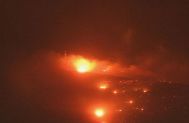 Foto/ Zjarr i madh në Greqi, evakuohen 3 vendbanime