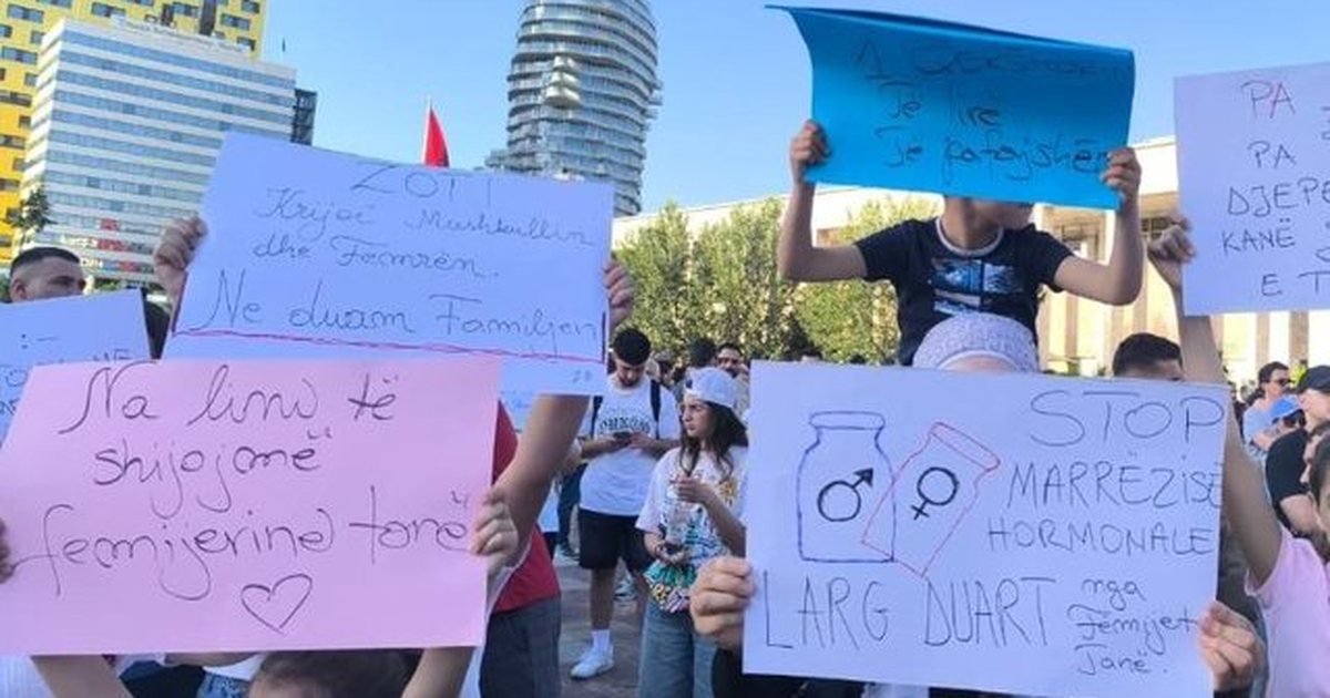  Na lini të shijojmë fëmijërinë    Koalicioni për Familjen protestë në Sheshin Skënderbej kundër terapisë hormonale
