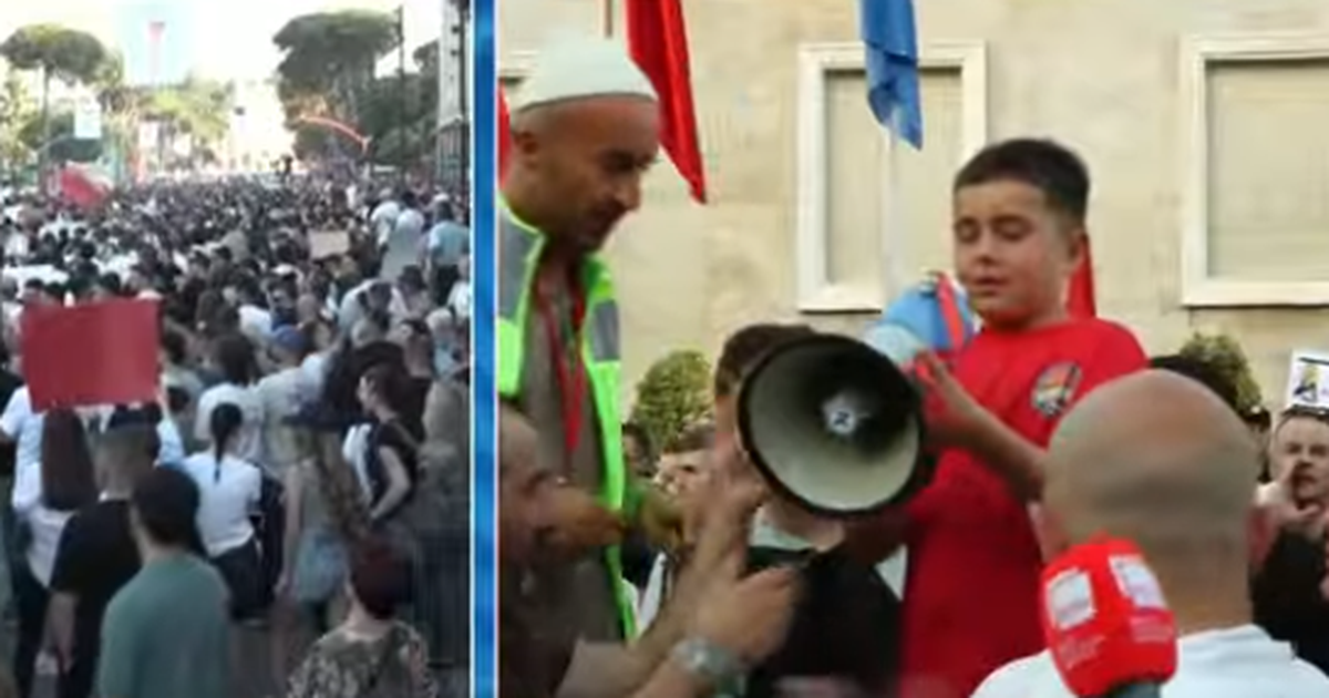  Sot është 1 Qershori  por unë protestoj   12 vjeçari  Jam këtu për Shqipërinë  Poshtë oligarkia