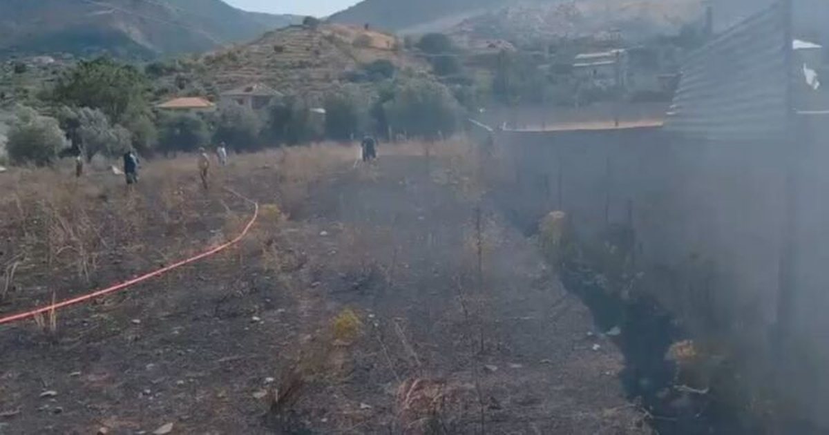 Zjarr në Lazarat  digjen sipërfaqe bari dhe shkurre