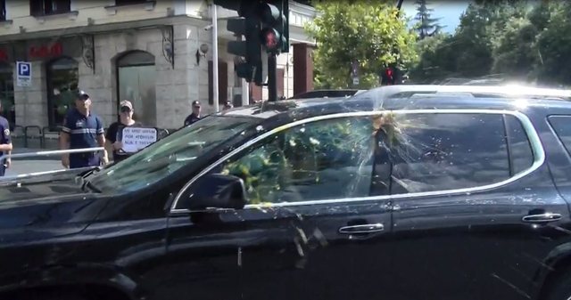 Tensione para Kuvendit! Protestuesit godasin me vezë makinën e Iris
