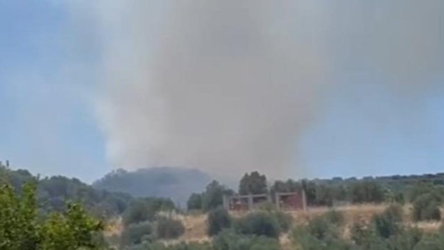 Zjarr n&euml; Llakatund t&euml; Vlor&euml;s, flak&euml;t p&euml;rhapen me