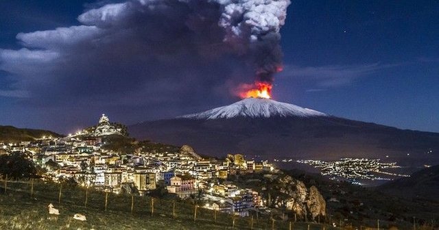 Shp&euml;rthen s&euml;rish vullkani Etna, nd&euml;rpriten fluturimet n&euml;