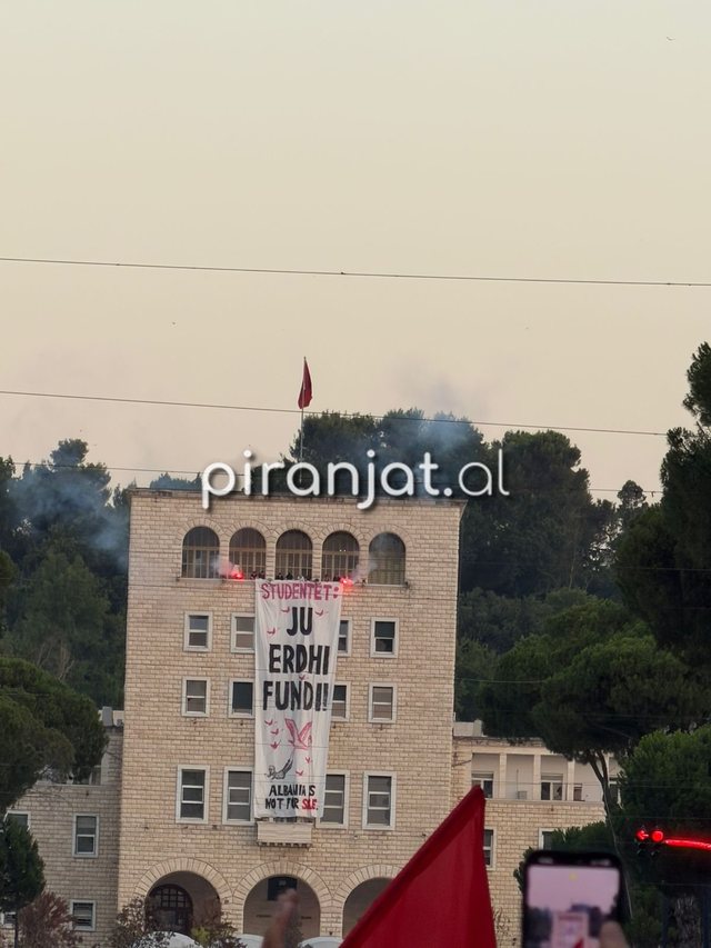 Student&euml;t &ldquo;ndezin&rdquo; Politeknikun! Banderol&euml; gjigande dhe