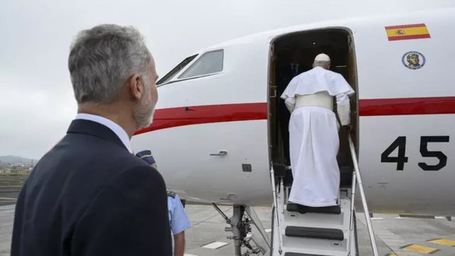 Defekt teknik në avionin e Papës, Leoni XIV detyrohet të