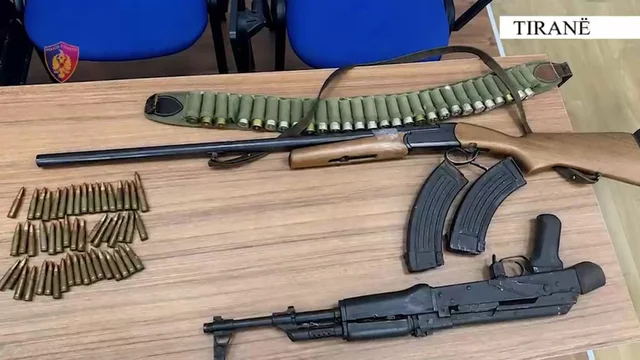 Kapet me kallashnikov, arm&euml; gjahu dhe fishek&euml; n&euml; sht&euml;pi,