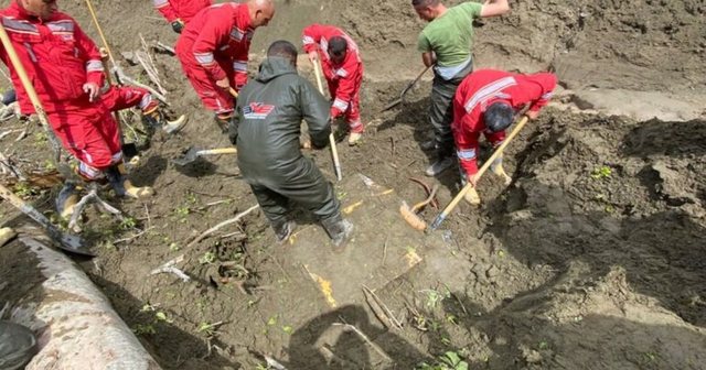 Shembja e rezervuarit në Klos/ Gjenden disa rroba që dyshohet se i
