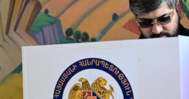 Armenët votojnë për të ardhmen e vendit mes Lindjes apo