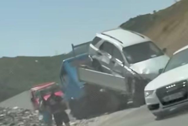 Karrotreci me një automjet të ngarkuar përfshihet në