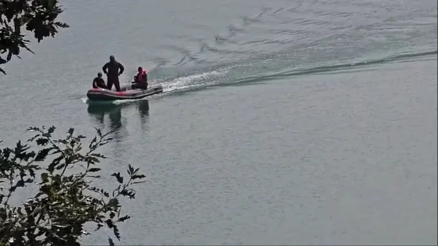 U rr&euml;zua teksa po l&euml;vizte me motor uji, vijojn&euml; k&euml;rkimet