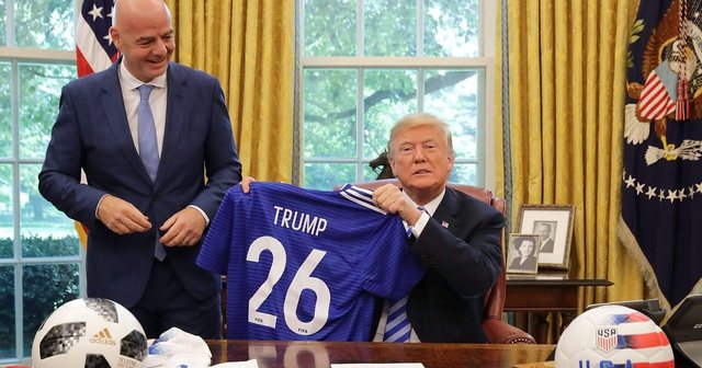 Trump pritet të ngjitet në podium gjatë finales së