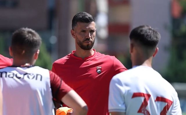 Ish-futbollist&euml;t e Komb&euml;tares marrin licenc&euml;n p&euml;r trajner,
