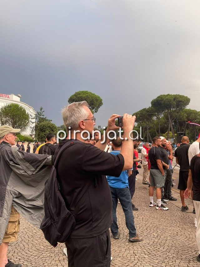 FOTO-LAJM/ Rama tha se protesta po frikëson dhe largon turistët, ata
