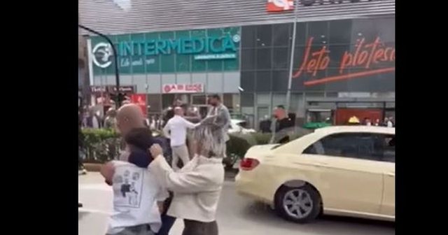 VIDEO/ Konflikt i dhunshëm në mes të Tiranës, qytetari i