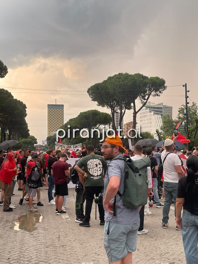 FOTO-LAJM/ Rama tha se protesta po frikëson dhe largon turistët, ata