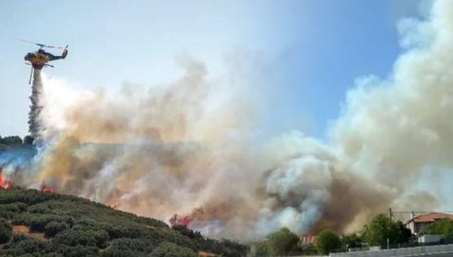 Zjarr pranë zonës së banuar në Selanik/ Banorëve u