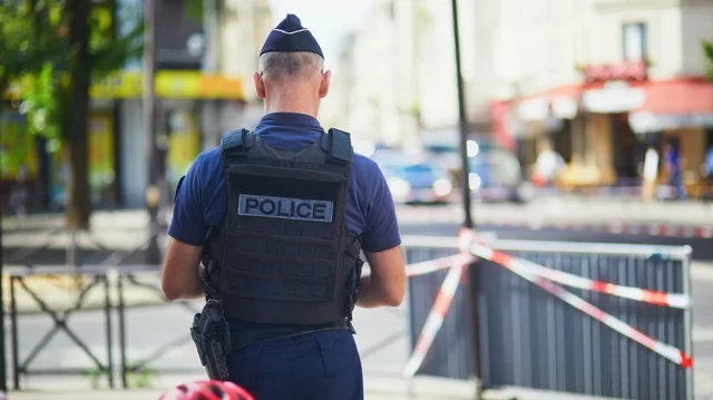 Sulm m&euml; thik&euml; n&euml; Paris, plagosen 3 persona. Autori i dyshuar