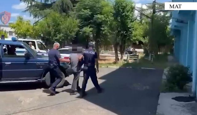 Kapet me armë zjarri pa leje në banesë/ Arrestohet