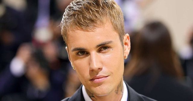 Në prag të një kolapsi financiar, Justin Bieber shet 300
