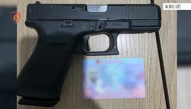 Emri/ Qarkullonte me arm&euml;, arrestohet n&euml; rrethrrotullimin e Rinasit