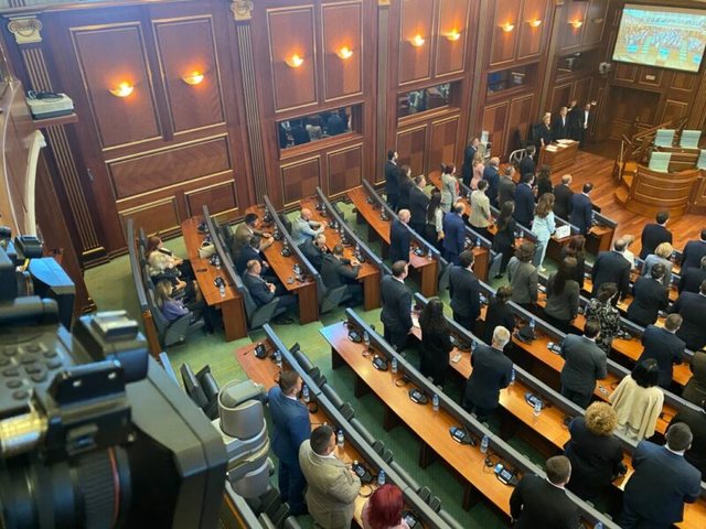 FOTOLAJM/ Kuvendi i Kosovës ngrihet në këmbë dhe mban