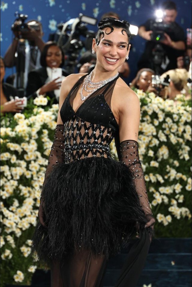 Met Gala 2025/ Dua Lipa shkëlqen me paraqitjen e saj, veshja e saj mori 2