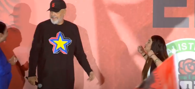 Rama në Fier, aktorja në rolin e fallxhores i lexon filxhanin: Ja sa