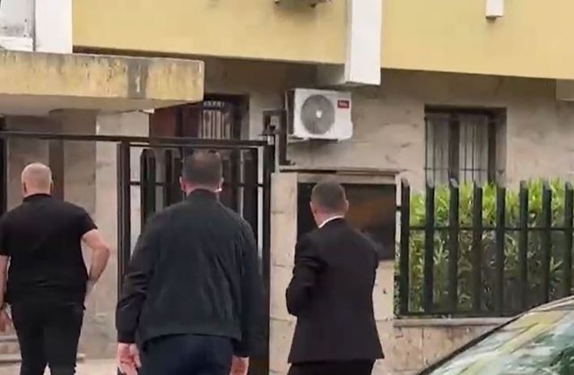 FOTO/ Kreu i SPAK mbërrin në Lezhë, Dumani pritet të