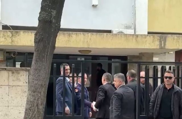 FOTO/ Kreu i SPAK mbërrin në Lezhë, Dumani pritet të