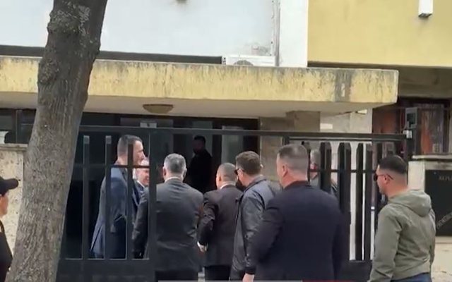 FOTO/ Kreu i SPAK mbërrin në Lezhë, Dumani pritet të