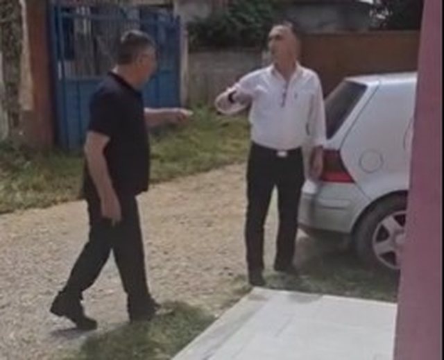 VIDEO/ Ndodh edhe kjo në Memaliaj, komisionerët e PD-së kapin