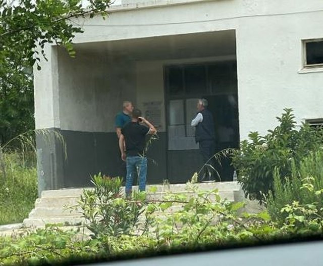 FOTO/ Vëllai i kandidates së PS në Belsh nuk largohet nga qendra
