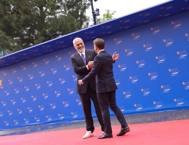Nga pritja e liderëve në tapetin e kuq te fotoja familjare, Rama ndan