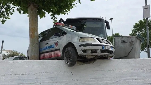Aksident në Fier, autobusi përplaset me makinën e policisë
